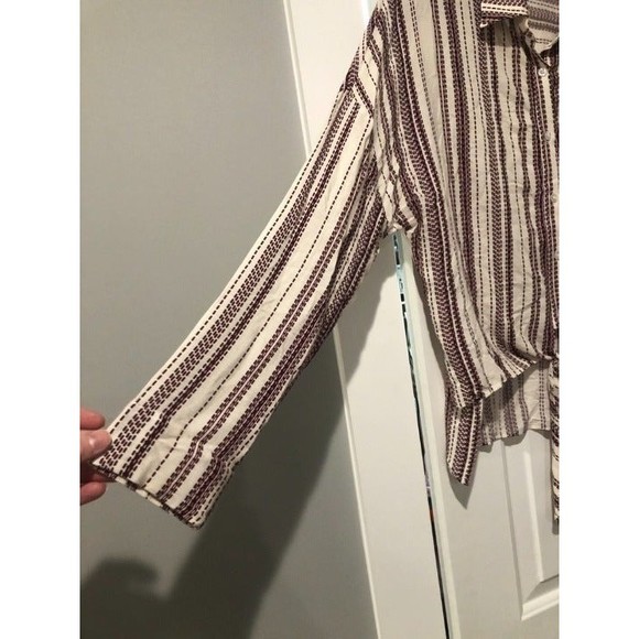 NEW Grace Brand, Lizard Thicket Boutique Button Down Tie Blouse size medium - Picture 2 of 5